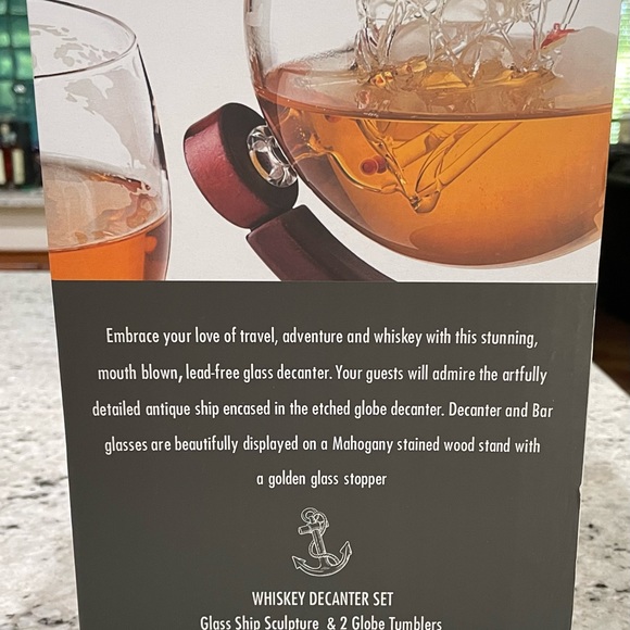 Galleon whiskey decanter globe set with etched whiskey glasses - Picture 7 of 9